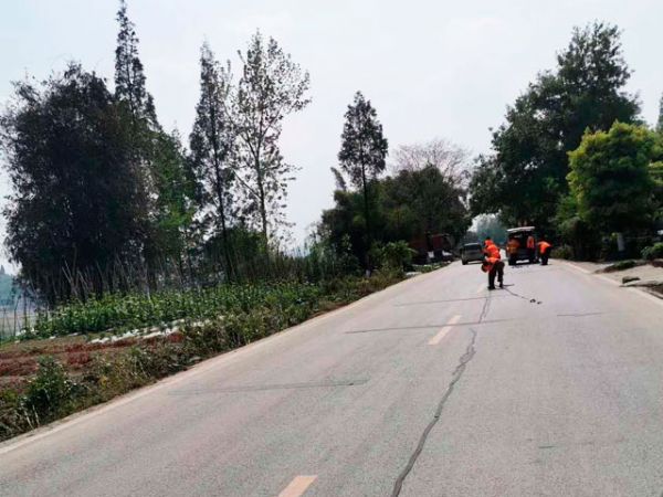 路面灌缝胶厂家讲述路面灌缝胶施工流程